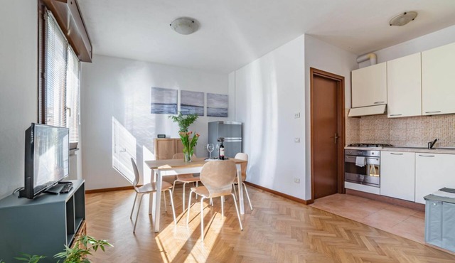 Apartment located on the second floor of a building without a lift.It accommodates 4 people with a double bedroom and a sofa bed in the living room, in 43 square meters of space.We are located in a residential area, close to the Ospedale Maggiore and Fie