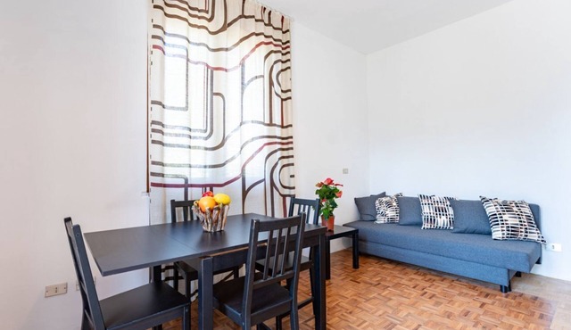 Apartment located on the first mezzanine floor of a building without a lift.Immersed in the countryside, it is 15 minutes away from the center of Parma, by car.In 45 m2 of space it comfortably accommodates 4 guests with a double bedroom and a queen-size