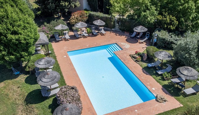 Apartment Melograno with Terrace, Shared Pool & Wi-Fi