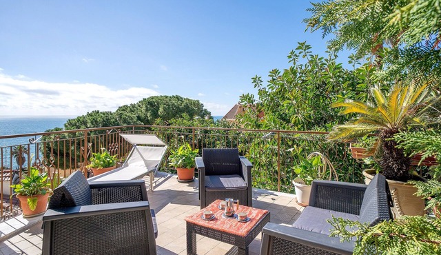 Apartment 'Mare, Sole, Eucalipto' with Sea View, Private Terrace and Air Conditioning
