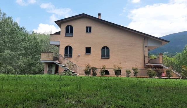 Apartment with 2 Bathrooms & Private Parking – 5 km from Assisi
