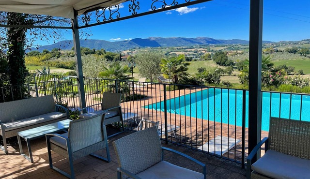 Apt 2 Air con Free car park Infinity pool - Beautiful grounds Sleeps