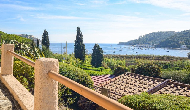 Are you dreaming of a beautiful island vacation close to the water? Then this vacation apartment wit