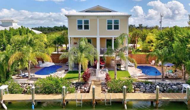 Attn Large Groups: Waterfront home w/8 Bedrooms, 2 pools & a private dock