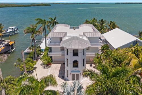 Aurum Gem Oceanview Villa with Pool & Private Marina