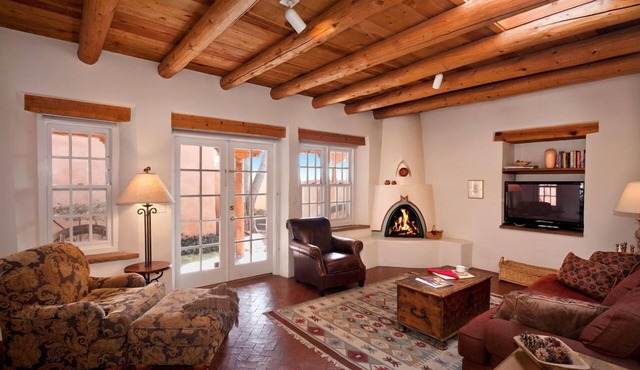Authentic Southwest Elegance ~Walk to Plaza, Kiva Fireplaces, Private