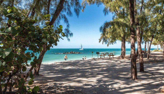 Barbados Bungalow: Waterfront Paradise, Canal Front, Boat Ramp, Dogs OK, Prime Ramrod Key Corner Lot