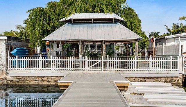 Bayfront bungalow with private dock, kayaks, SUPs, tiki hut & pool access