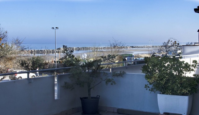 Beachfront apartment in Rimini with panoramic terrace "Francesca"