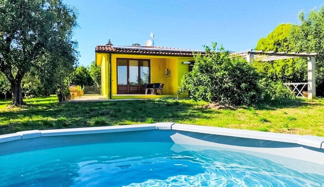 Beautiful private villa for 8 guests with A/C, private pool, WIFI, patio and pets allowed