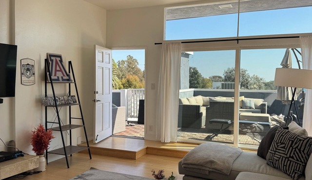 Beautiful 2 Bedroom Penthouse Condo with Private Deck in Brentwood, Los Angeles
