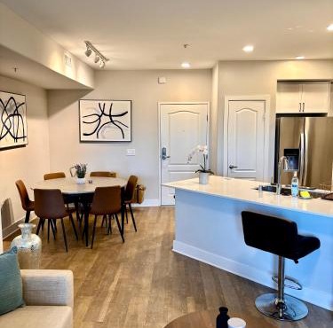Beautiful 2BR 2BA on Wilshire Blvd - 10 min to Beverly Hills - Walking distance to Cafes and Restaurants