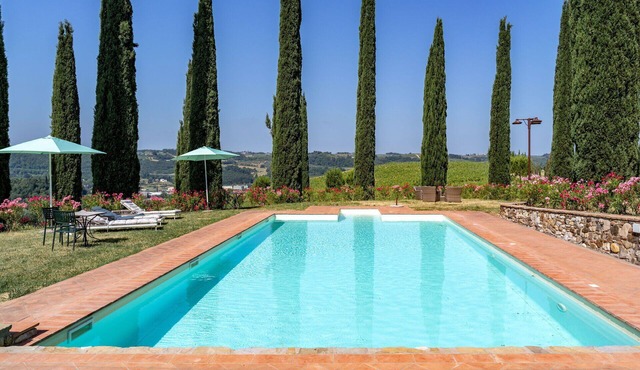 Beautiful apartment in villa for 2 people with WIFI, pool and TV, close to Greve In Chianti