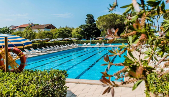 Beautiful apartment for 6 people with A/C, WIFI, pool, TV and patio