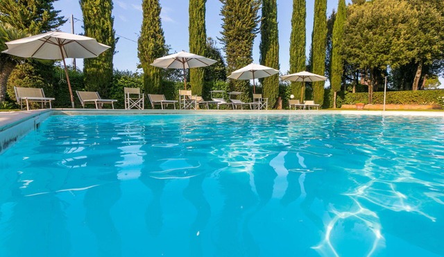 Beautiful apartment in villa for 5 people with WIFI, pool, TV, patio and pets allowed