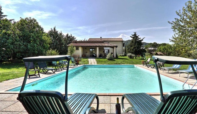 Beautiful apartment in villa for 5 people with WIFI, pool, TV and balcony