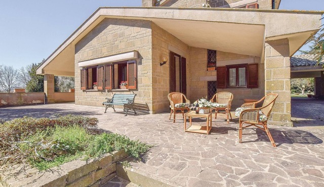 Beautiful holiday home, a few minutes from Lake Bracciano and the sea of Marina di Cerveteri, surrou