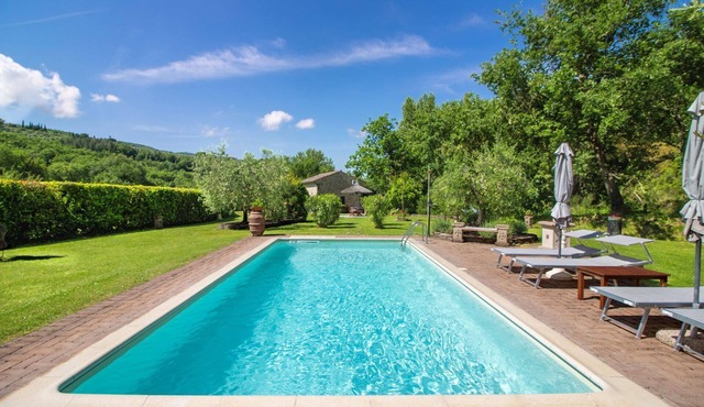 Beautiful private villa for 4 guests with WIFI, A/C, private pool and TV, close to Cortona