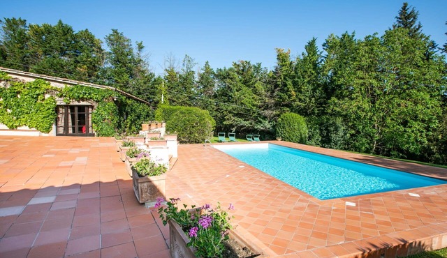 Beautiful apartment in villa for 4 people with pool, WIFI, TV and terrace