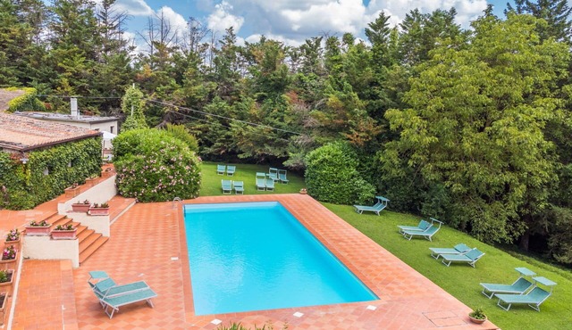 Beautiful apartment in villa for 4 people with pool, WIFI, TV and terrace