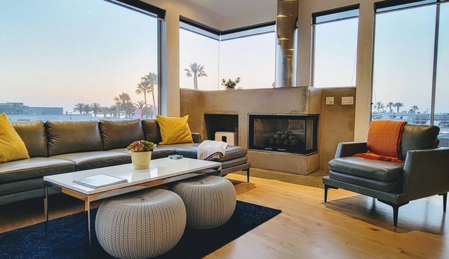 Beautiful Modern Home a Block from the Beach