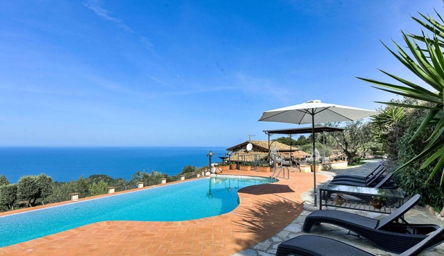 Beautiful private villa for 8 people with private pool, WIFI, TV and patio
