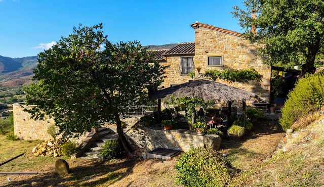 Beautiful private villa with private pool, WIFI, TV, patio and panoramic view, close to Cortona