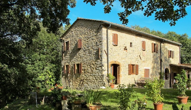Beautiful private villa for 3 people with WIFI, TV, patio, pets allowed and parking