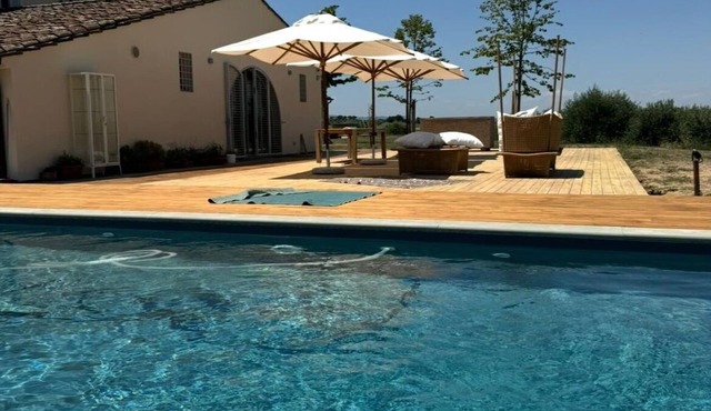 Beautiful private villa for 14 people with WIFI, private pool, A/C, close to Cortona