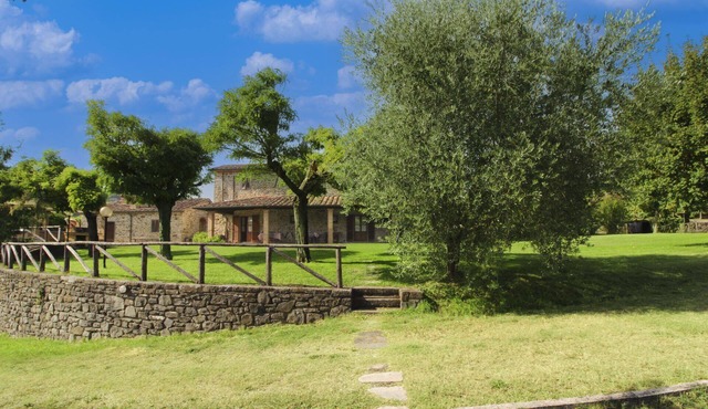 Beautiful private villa for 10 people with A/C, private pool, WIFI and TV, close to Arezzo