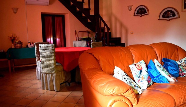 Beautiful private villa for 8 guests with WIFI, TV, patio and pets allowed, close to Teramo