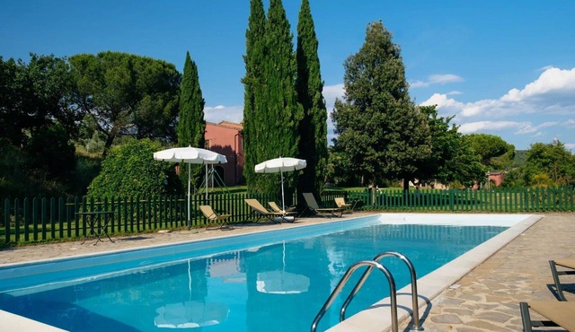Beautiful room for 10 people with A/C, WIFI, pool, TV, veranda and pets allowed, close to Perugia