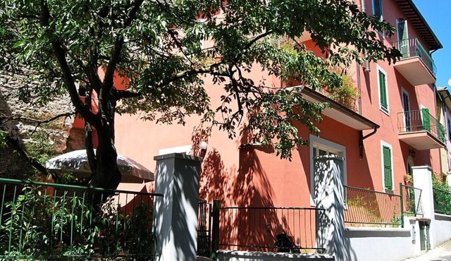 Beautiful spacious 2 bedroom, vacation apartment in Umbrian Town Villa