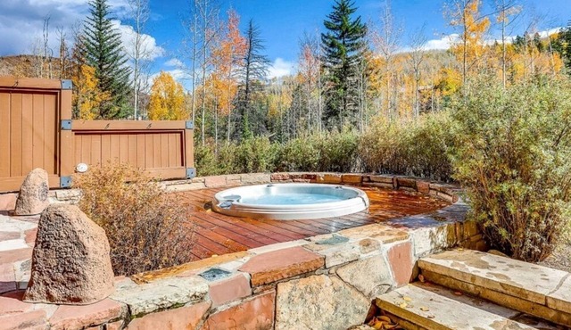 Beautiful townhouse with ski-in/out privileges at Two Creeks
