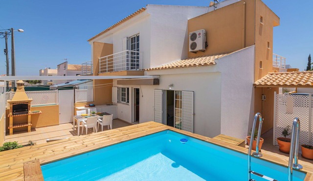 Beautiful villa for 6 guests with WIFI, A/C, private pool, TV and balcony