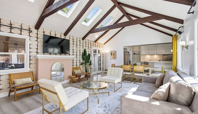 Bel Air Very Private and Comfy Home with Jacuzzi