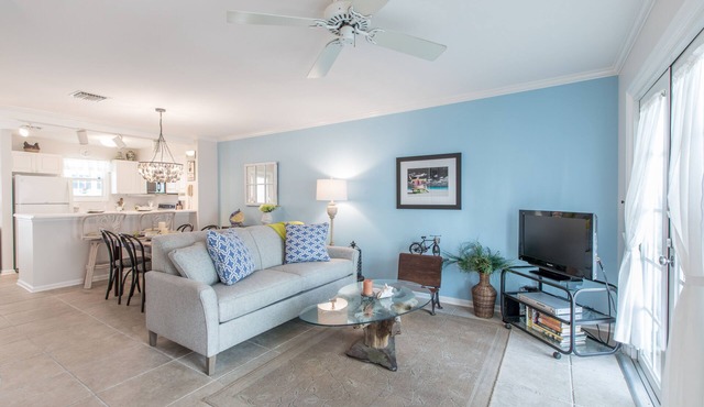 BELLA VITA ~ 2/1.5 located in the Truman Annex with a community pool!