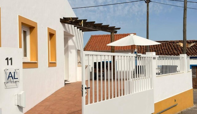 Between the tranquillity of the village and the calm rhythm of the Alentejo.