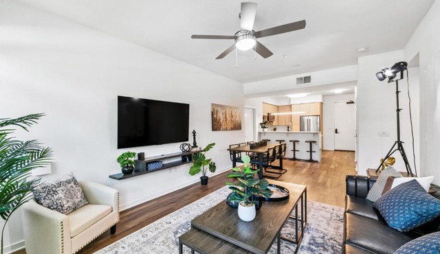 Beverly Grove Chic City Oasis 2 BR Apt with Den 138