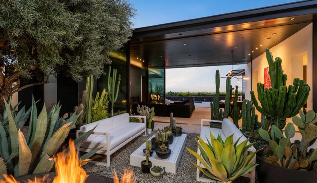 Blue Jay Hill - Epitome of Luxury Living With Panoramic Jetliner Views