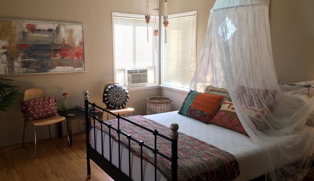 Boho-Chic Retreat - Retro & Relaxing with Full Kitchen