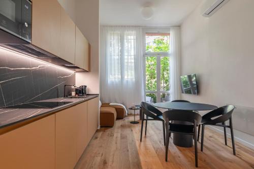 Bright 2BR - 2BA - Garden - AC - Central
