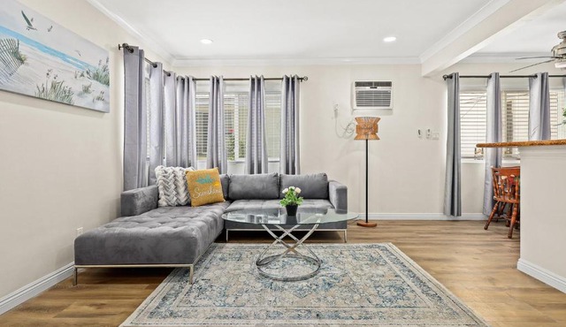 Bright & Cozy Getaway-10min to Downtown LA