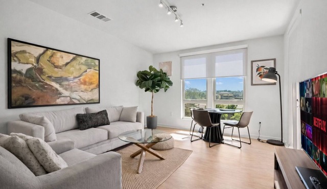 Bright Luxury 2BR Retreat with Pool in Irvine