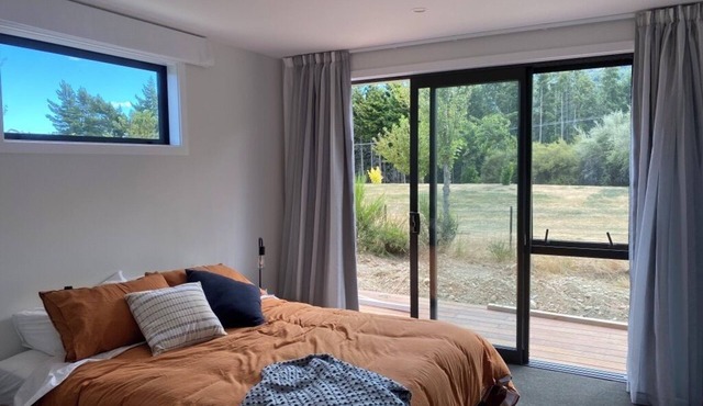 Bright, modern, open plan and 5-mins walk to Lake Hawea