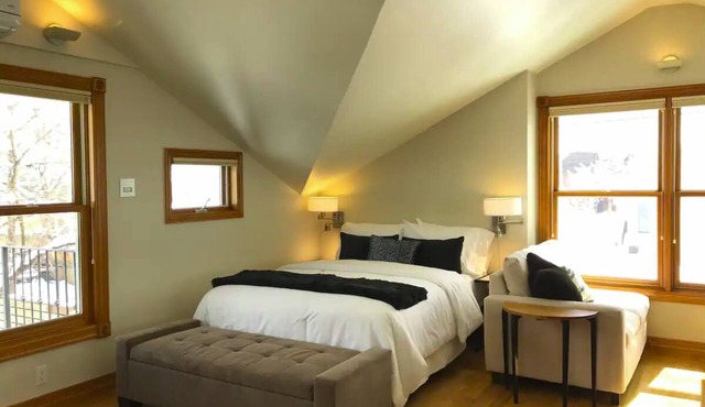 Bright Open Studio 3 blocks to Pearl Street - A Sweet "Pool Suite" downtown.