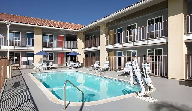 Budget-Friendly Stay in Signature Temecula! Free Parking, Onsite Swimming Pool