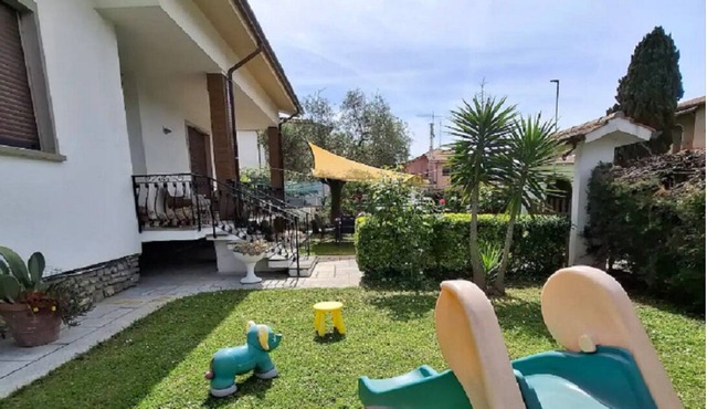 By the sea, 3 bedrooms, garden, and private parking spaces, near Lerici and the Cinque Terre
