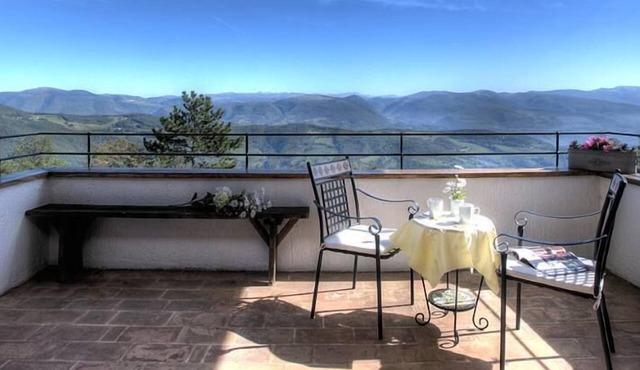 Cabin surrounded by greenery in the Monte Subasio Park - Panoramic Terrace