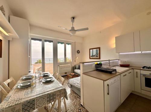 Casa delle Palme - Spazioso Trilocale con Balcone Vista Mare